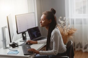 ¿Vale la pena tener un sitio web si ya tengo redes sociales?